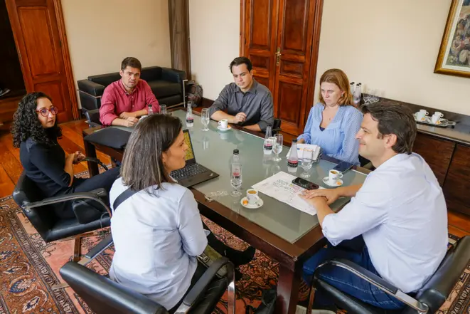 Prefeito Eduardo Pimentel recebe Andrea Sorgenfrei e Millena Prado, ambas da Pinó, em reunião sobre o retorno da Vinada Cultural de Curitiba. Foto: Pedro Ribas/Secom<br>