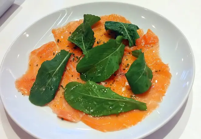 <em>Carpaccio de salmão fumé, com azeite de limão</em>. | Foto: Anacreon de Téos