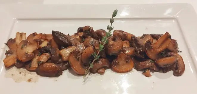 <em>Champignon à provençal com ervas frescas</em>. | Foto: Anacreon de Téos