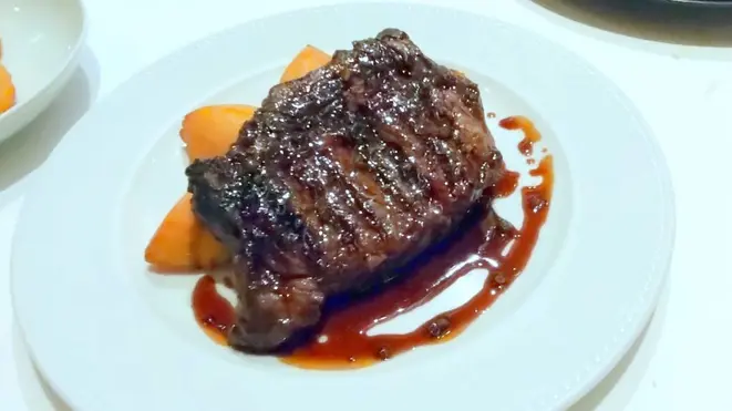 <em>Ribeye steak de Black Angus</em>, com molho poivre e batatas dauphinoise. | Foto: Anacreon de Téos