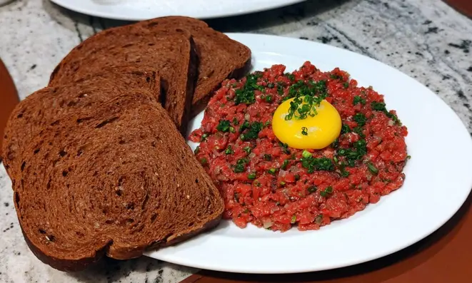Carne de onça do Ninna, com gema de ovo perfeito. | Foto: Anacreon de Téos