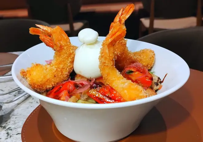 Panzanella com camarões crocantes. | Foto: Anacreon de Téos