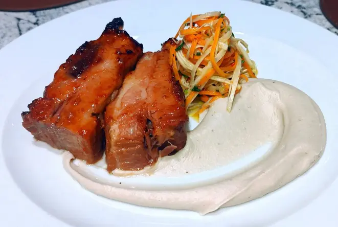 Costelinhas de porco laqueadas na Josper. | Foto: Anacreon de Téos