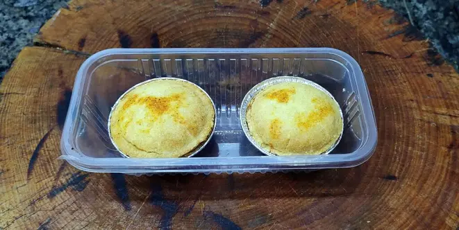 Empadas de caranguejo em embalagem para delivery ou take away. | Foto: Anacreon de Téos