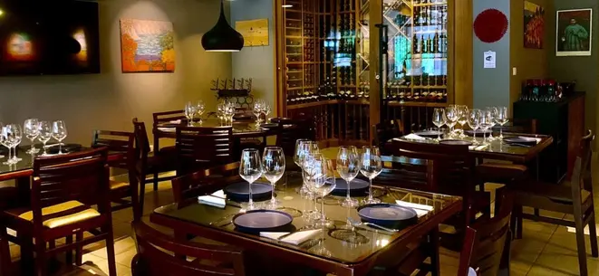 O belo e aconchegante salão do Iberico Pequeño Ecoville, no Campo Comprido. | Foto: Divulgação
