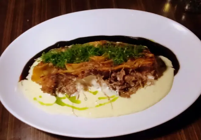 A deliciosa Lasanha de rabada que muito me encantou. Apresentada com fonduta de parmesão e demi glace. |Foto: Anacreon de Téos