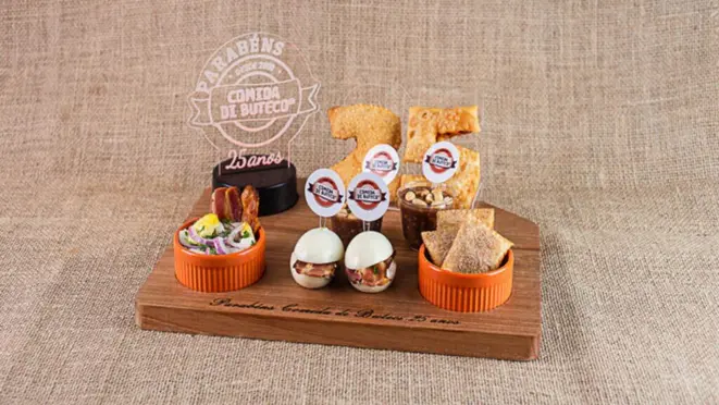 O "Tchaika no ovo" (mix com ovo cozido recheado com cream chesse, cheiro verde e bacon; ceviche de ovo com pastel de linguiça Blumenau; mini pastel de banana com doce de leite e paçocão de colher) do Trieste Bar foi eleito a melhor homenagem aos 25 anos do Comida di Buteco. Crédito: Gero Hoffmann.