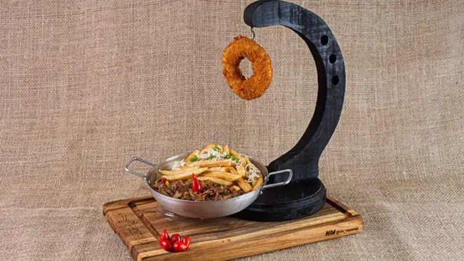 Na segunda posição, o “Batata metida à besta”, do Paparico Gastrobar. O prato combina carne bovina assada em panela de barro com batatas fritas e crosta de queijo. Crédito: Gero Hoffmann.
