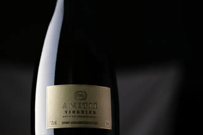 O rótulo do <em>Amitié Extra Brut Viognier</em> é muito elegante, exatamente como é o novo lançamento da Amitié. | Foto: Divulgação
