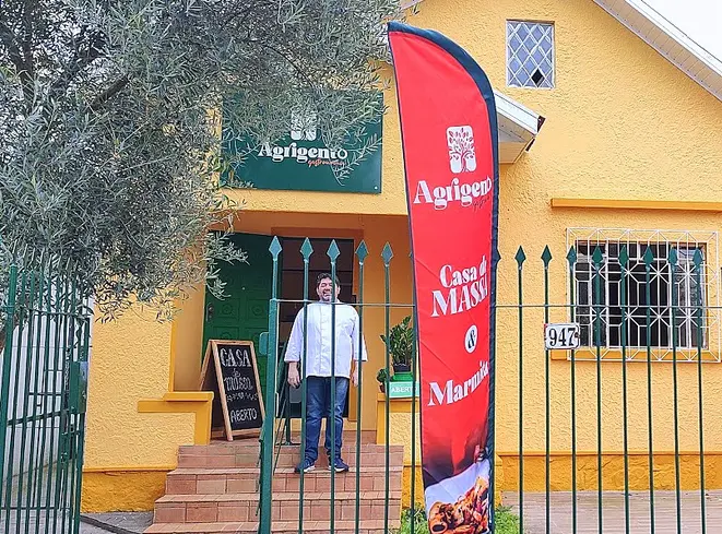 Chef Paulino da Costa na frente do Agrigento, seu novo empreendimento, focado na gastronomia italiana e algumas variações. | Foto: Anacreon de Téos