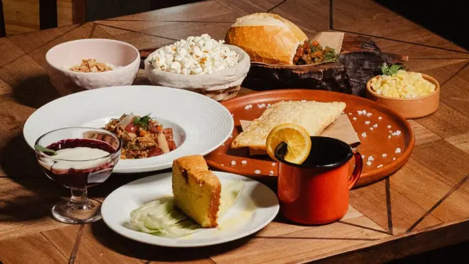Buraco quente com costela, canjica cremosa, sagu de quentão com creme de confeiteiro, entrevero de pinhão e pastel são algumas das opções que o Limoeiro traz para o Terraço Junino, a festa junina do Pátio Batel. Crédito: Pátio Content Lab.