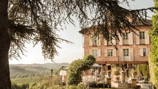 No coração do Piemonte, o Villa Fontana Relais Suite & Spa é mais do que um refúgio entre vinhedos — é onde o chef brasileiro Robert Schoeffel transforma memórias gaúchas em alta gastronomia italiana.