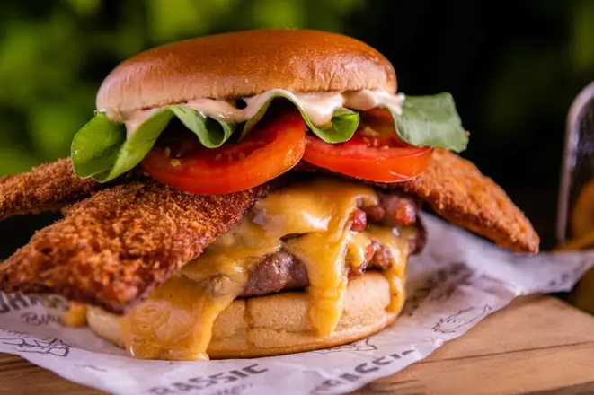 Duplo Pigsauro, do Jurassic Burger, terá 10% de descontos durante o Circuito. Foto: Divulgação.
