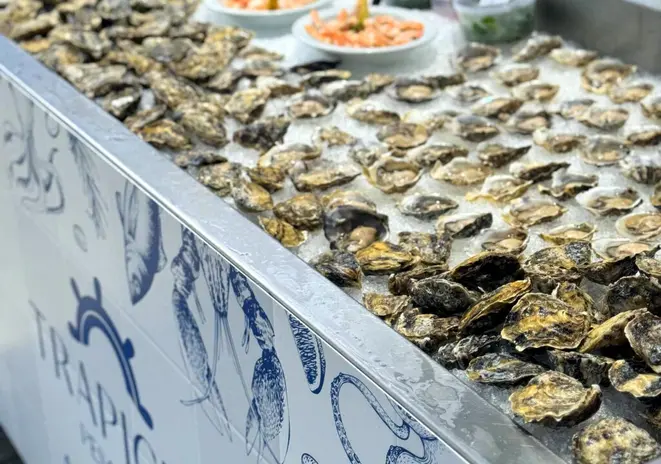 O Balcão de ostras da Trapiche Pescados, na recepção do almoço de sábado na Vinícola Legado. | Foto: Divulgação
