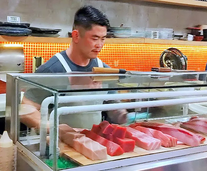 Vinícius Fujii, chef e sushiman do Fujii Cozinha Japonesa, uma das principais referências do gênero em Curitiba. | Foto: Anacreon de Téos