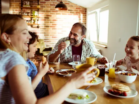 A mesa, a fome e eu: reflexões em torno da mesa