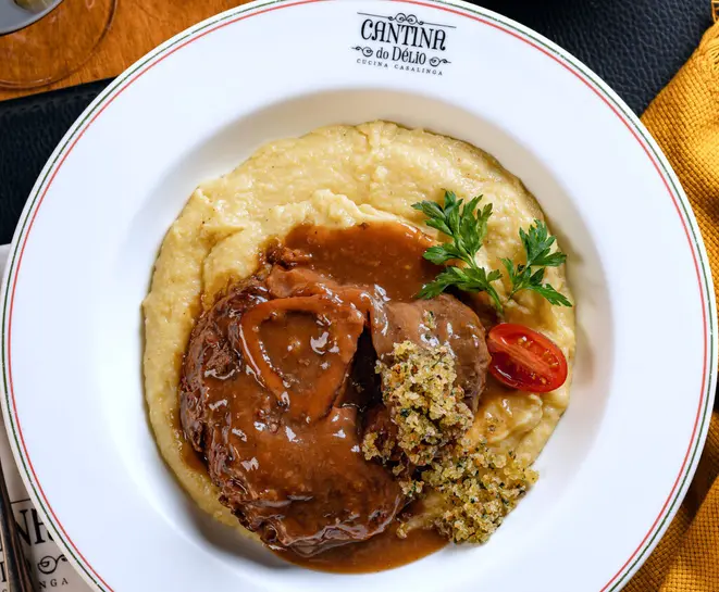 Polenta com ossobuco, do chef Délio Canabrava, será uma das atrações da “Terça com o chef convidado” do <a href="https://www.instagram.com/bardamaniacs/">Bar da Maniacs Cervejaria</a>. | Foto: Léo Antunes