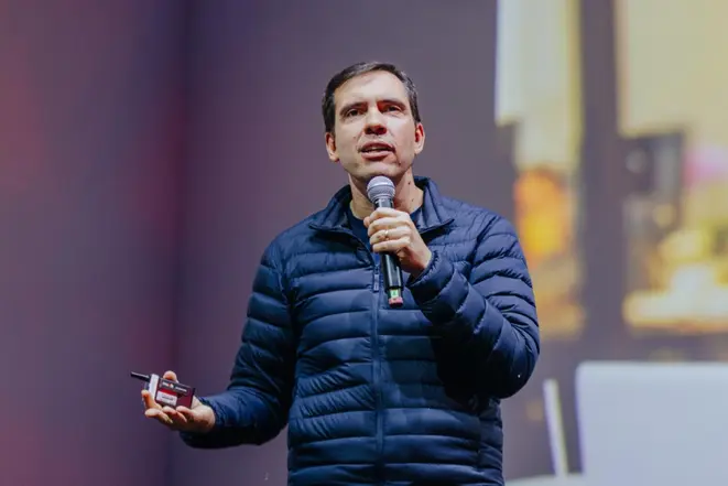 “Quanto mais você olha para o seu concorrente, mais tenta acompanhá-lo, mais parecido com ele você fica, menos diferencial você tem”, diz João Branco em palestra. Crédito: Divulgação.