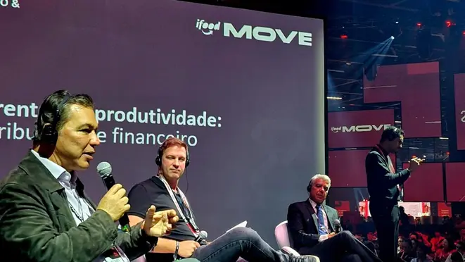 Paulo Solmucci, presidente da Abrasel; Ricardo Ubrig, VP comercial do iFood; e o professor e economista da Fundação Getúlio Vargas (FGV), Marcio Holland, em painel sobre impactos econômicos e desafios do setor de bares e restaurantes. Crédito: Divulgação.