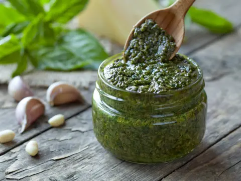 Veja como fazer molho pesto, clássico italiano fácil e saboroso