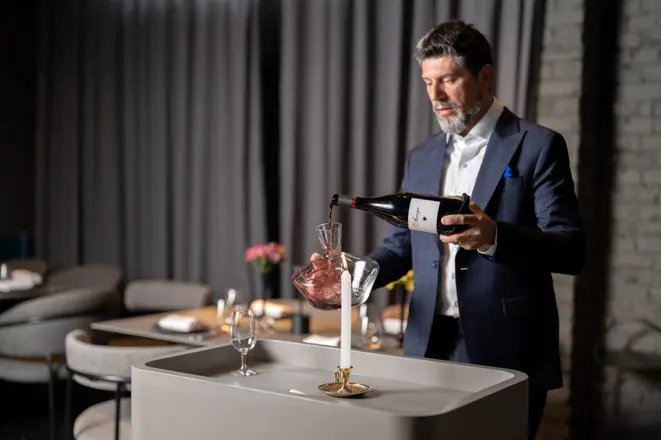 José Vinícios Chupil, sócio e sommelier do DUQ Gastronomia. Crédito: Rubens Kato