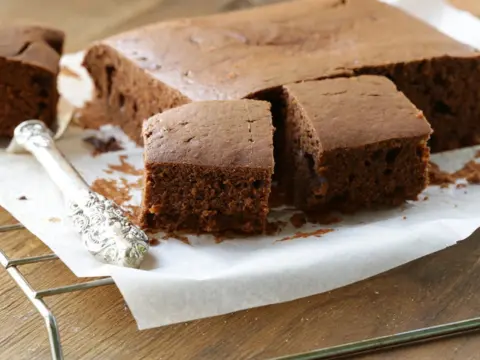 Bolo de chocolate fofinho e sem cobertura é opção para o lanche das crianças