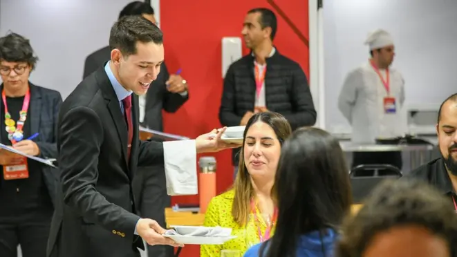 Atendimento técnico, carisma e atenção aos detalhes garantiram a Matheus Henrique dos Santos o título de melhor garçom do Brasil. Crédito: Bruno Tadashi/Senac-DN.