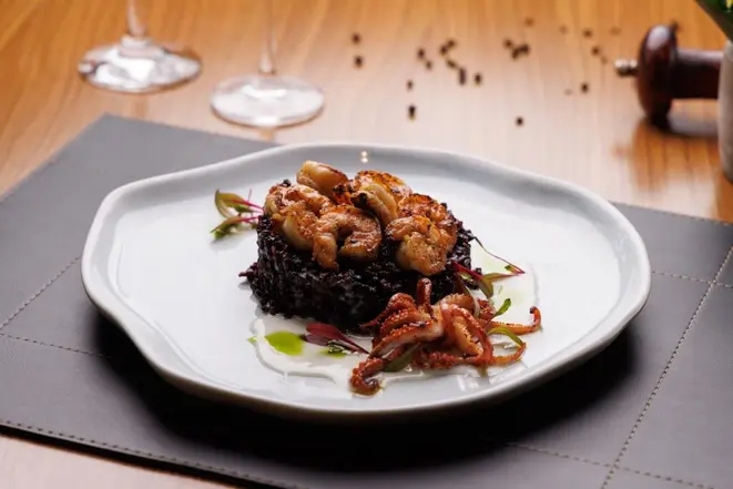 Arroz Negro com Frutos do Mar, do Donna Taça. Foto: Fernando Zequinão