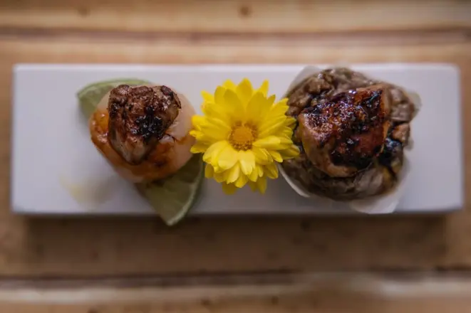 <em>Lichia com foie gras</em> e <em>Steak tartar de wagyu, foie gras e molho teriaki</em>. | Foto: Divulgação