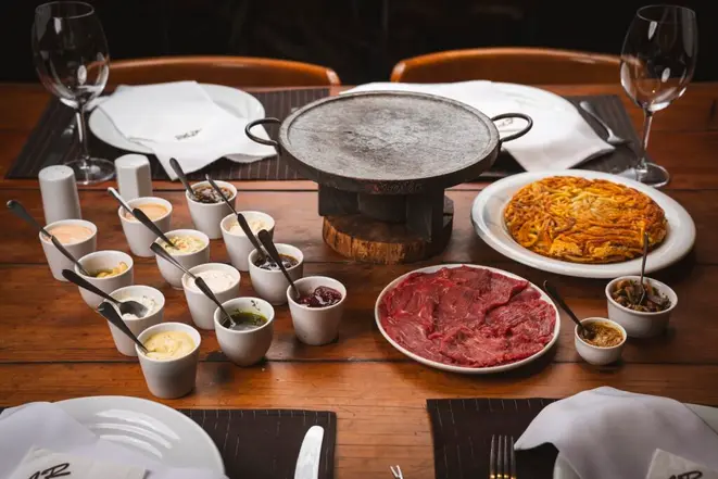 Fondue de Carne na Pedra, do Le Réchaud. Foto: Divulgação