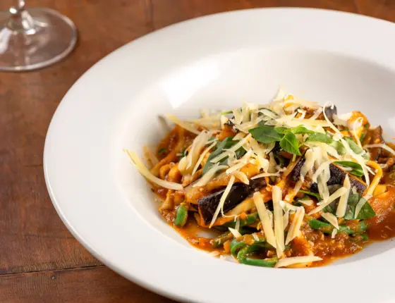 Aprenda a fazer a pasta alla norma, tradicional do sul da Itália