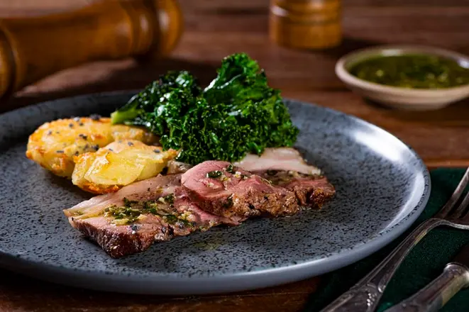 <em>Shoulder steak de porco Moura na brasa</em>, com chimichurri de erva-mate, mandioca em <em>bagna càuda</em>. | Foto: Rodrigo Pierrot