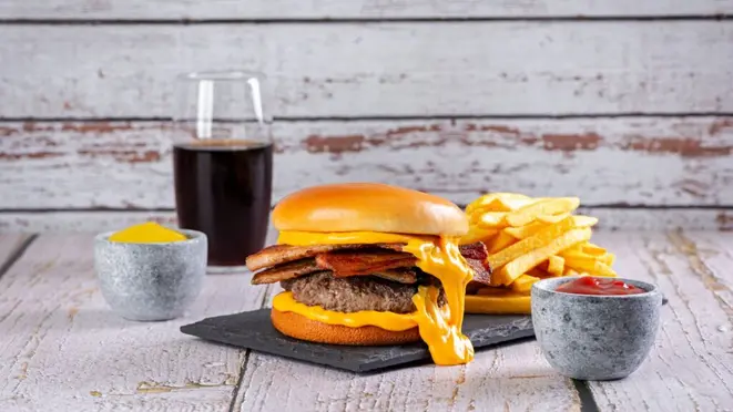 Chega o cheddar derrete: o Whatafuck também marca presença no CWBurguer 2025. Crédito: Rodrigo Pierrot.