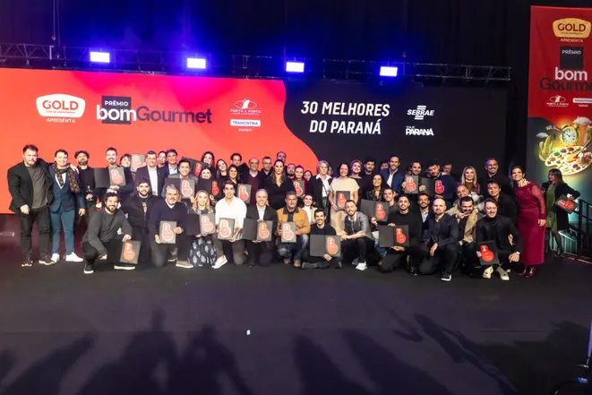 Os 30 Melhores Restaurantes do Paraná eleitos pelo Prêmio Bom Gourmet 2025 celebram juntos o reconhecimento, em noite de festa e celebração da gastronomia paranaense.