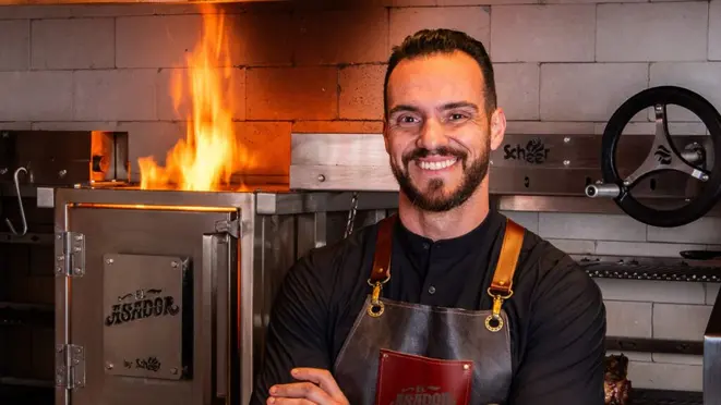 Pedro Nunes, o mestre parrilheiro que dá nome à casa e conduz a experiência do menu degustação de carnes do El Asador. Crédito: Divulgação.