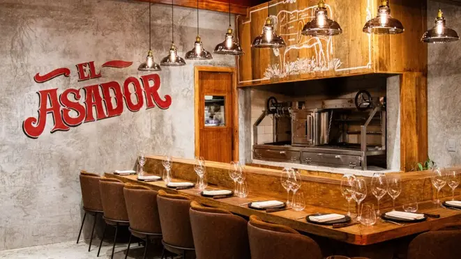 No El Asador, clientes se reúnem ao redor da parrilla para degustar cortes especiais de carnes brasileiras, argentinas e uruguaias. Crédito: Divulgação.