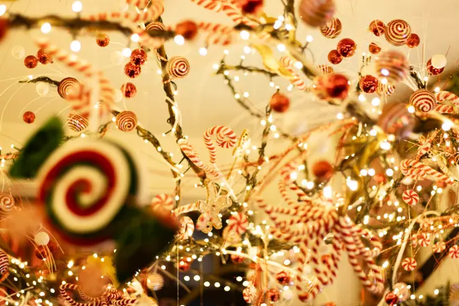 Pirulitos e doces pendurados em árvores, para entrar no clima do Candy Christmas, o tema natalino deste ano no restaurante. | Foto: Divulgação