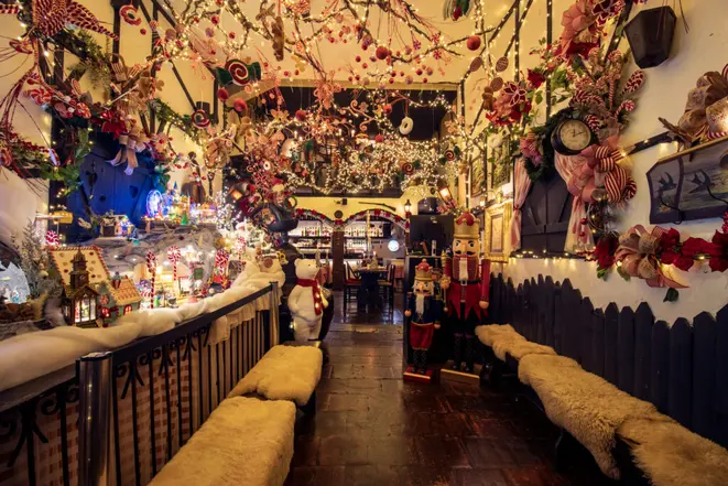 Ao abrir a porta, esta é a imagem da entrada da Cantina Baviera, colorida para o Natal. | Foto: Divulgação