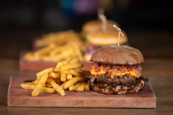 Burguer Gasoline com Fritas do Armazém Garagem Bar, com 20% de desconto no Circuito Bom Gourmet de Verão. Crédito: divulgação