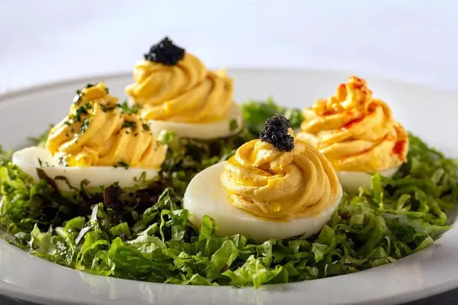 O No Ile de France o <em>Œuf Mayonnaise</em> é servido em quatro metades, cada uma delas com um detalhe de sabor na finalização. | Foto: Divulgação