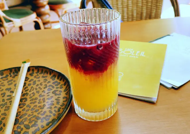 <em>Suco Soleil</em>, feito de frutas vermelhas, gengibre e suco de laranja. | Foto: Anacreon de Téos