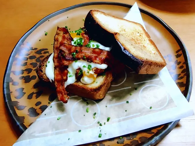 <em>Croque Soleil, </em>composto por brioche tostado, bechamel, ovo empanado, presunto de Parma. | Foto: Anacreon de Téos