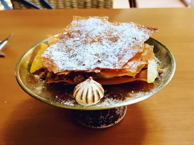 <em>Limão & Ouro</em> - mil folhas desconstruído, com curd de limão, crumble cítrico, merengue tostado e supreme de limão siciliano. | Foto: Anacreon de Téos