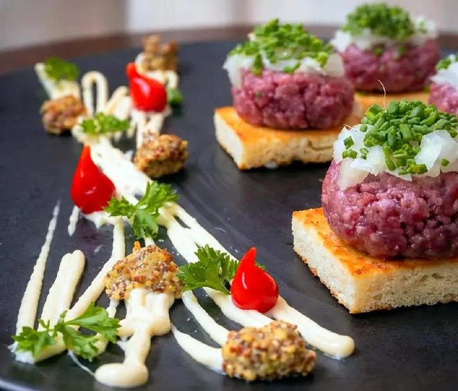 Crudo di manzo - blend de mignon com linguiça Blumenau, pimenta síria, canela, pimenta-do-reino, sal e azeite, completando com mostarda Dijon e servido sobre fatias levemente tostadas de pão australiano. | Foto: Divulgação
