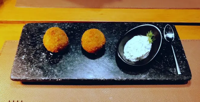 Coxinha de cordeiro com molho tzatzik. | Foto: Anacreon de Téos