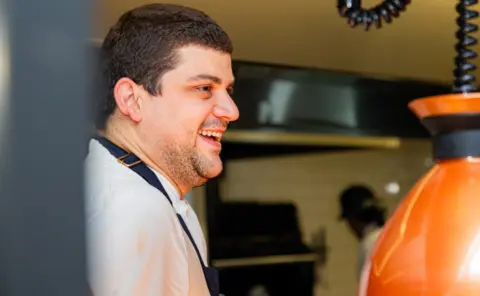 Chef alagoano Vitor Generoso estará no Gastronomix em Curitiba e apresentará novidades do TOÁ, o rooftop de Maceió