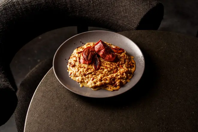 <em>Risoto de pato com cogumelo porcini fresco e “picanha” de pato grelhada ao perfume de gorgonzola dolce</em>. | Foto: Rubens Kato