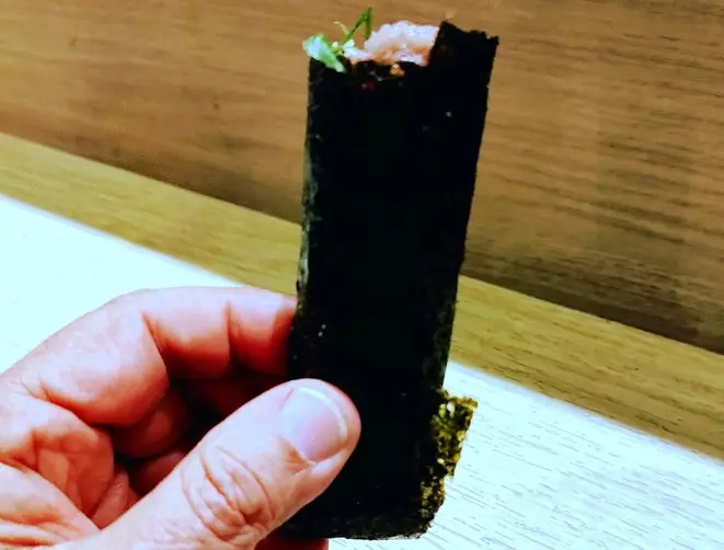 <em>Temaki de toro de bluefin</em>, no formato de charuto, como é feito por lá. | Foto: Anacreon de Téos