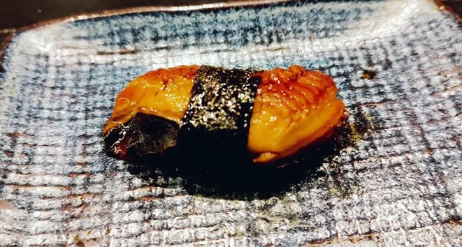 Sushi de enguia com teriyaki e pimenta sansho. | Foto: Anacreon de Téos