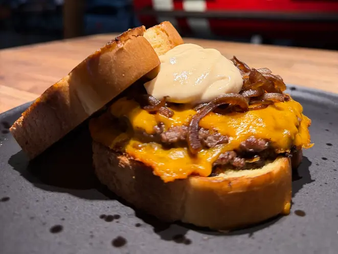 Eagle Patty, um dos hambúrgueres do Eagle BBQ & Burguer do menu do CWBurguer 2026. Crédito: divulgação